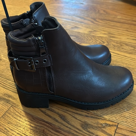 Brown ankle boots. Never worn. NWOT two zipper slip on with buckle size 7 - Picture 4 of 5